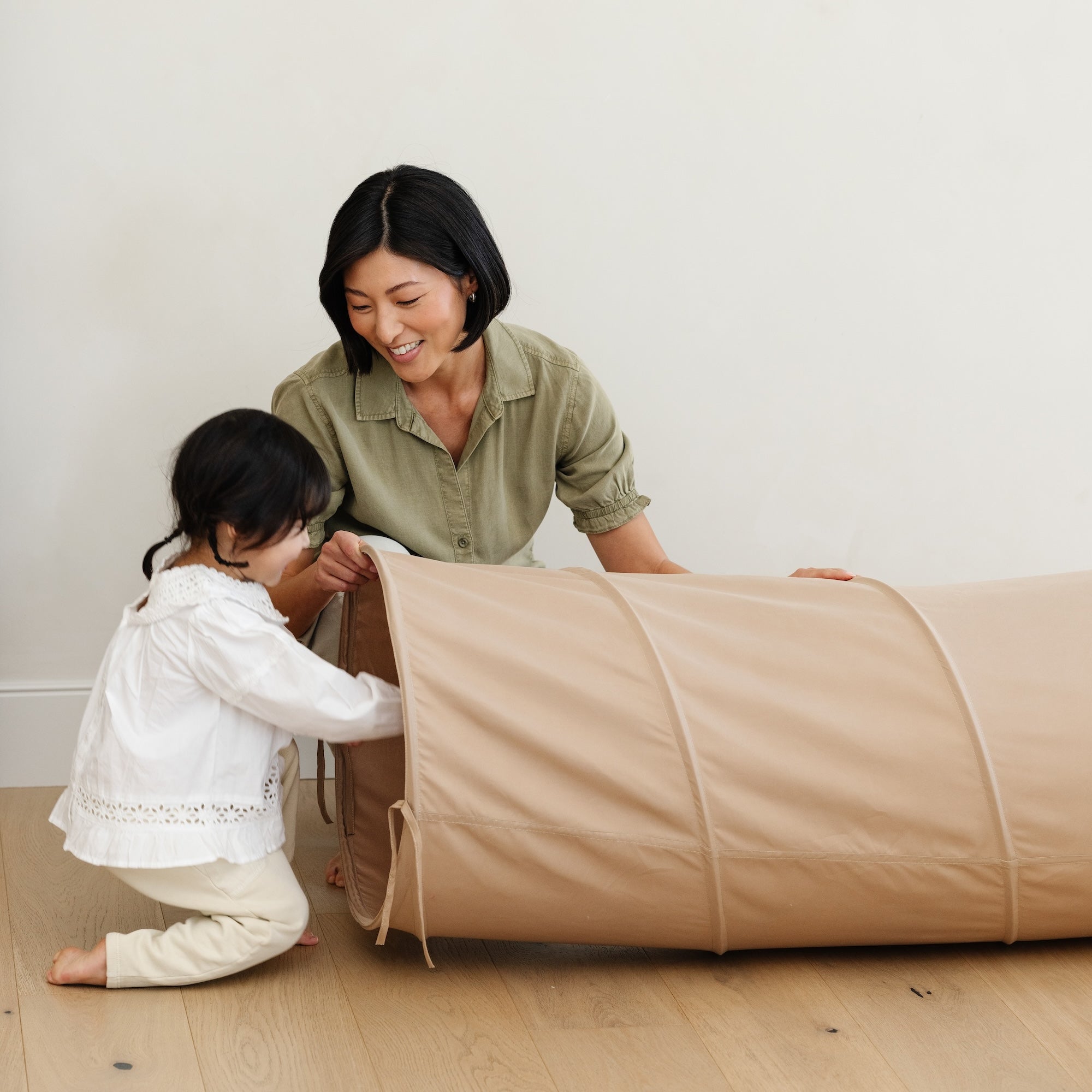 Sand@mom and daughter playing with tunnel
